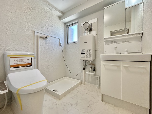 ラポール上野毛_パウダールームの写真 キッチン以外の水回り設備はサニタリールームに集約。トイレも同じ場所にまとまっているため、掃除機やモップ掛けをする際の手間が省けます。洗濯機置き場上部とバスルーム内に小窓が付いているので、換気もしやすそうです。