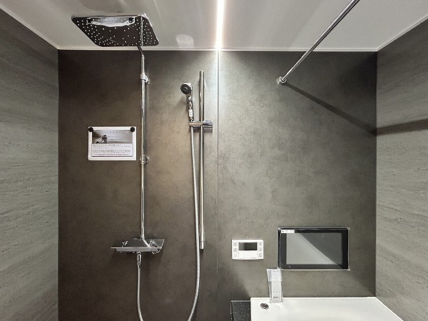 パロス白金_オーバーヘッドシャワーと浴室モニターの写真