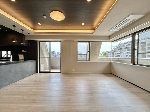 パロス白金_フローリングと窓の写真