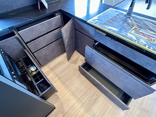 パロス白金_キッチン収納の写真1