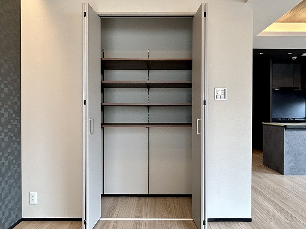 パロス白金_リビング収納の写真