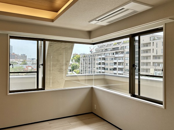 パロス白金_コーナー窓の写真