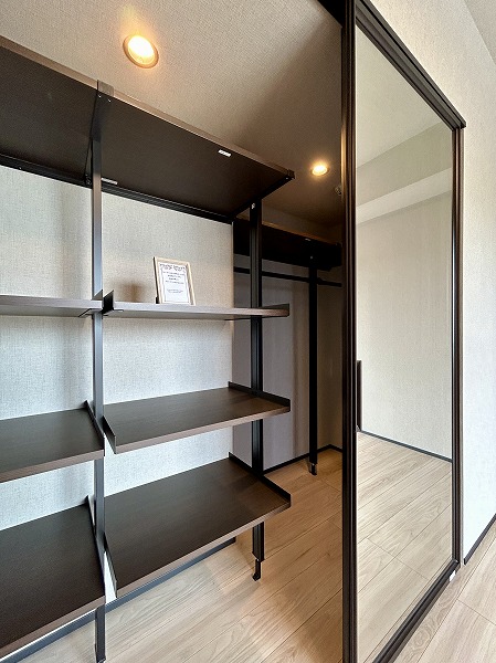 パロス白金_鏡張りのクローゼットの写真