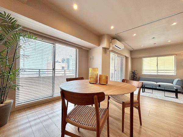 クレッセント目黒花房山_窓が大きいリビングダイニングキッチンの写真1