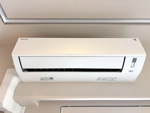 クレッセント目黒花房山_窓が大きいリビングダイニングキッチンのエアコンの写真