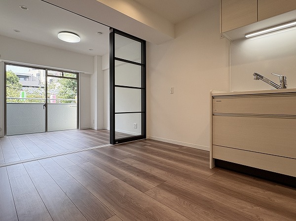 サンピア幡ヶ谷公園_リビングダイニングの写真 専有面積39.42㎡、2DKのお部屋をご紹介します!ダイニングキッチンと約4.1帖の洋室との間は、ガラスの引き戸で空間を区切ることが可能です。先まで視界が通るので開放感を感じながら生活をすることができそう。