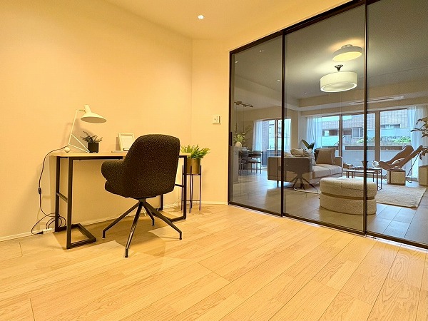 代々木デュープレックス_ガラスの扉の写真