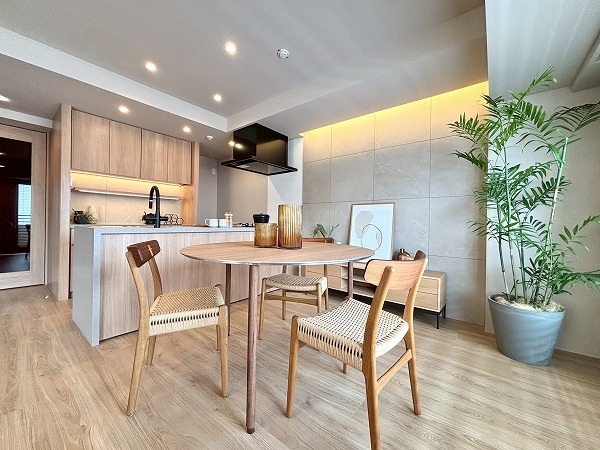 クレッセント目黒花房山_木目調のリビングダイニングキッチンの写真1