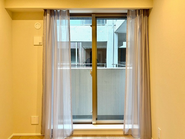 代々木デュープレックス_ベッドルームの窓の写真