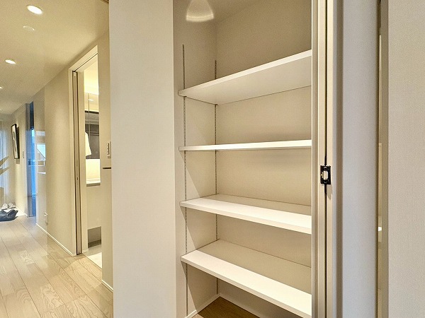 代々木デュープレックス_可動式収納棚の写真