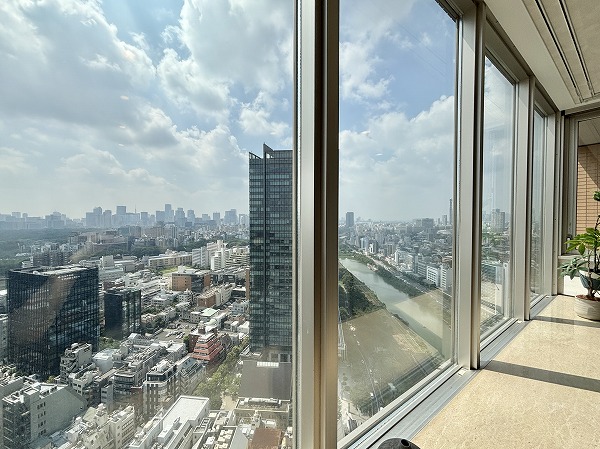 プラウドタワー千代田富士見_メインルーム窓の写真