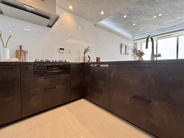 プラウドタワー千代田富士見_広いキッチンの写真