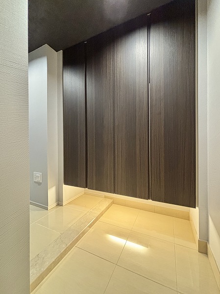 ウェリス六本木_広々とした玄関廊下の写真1