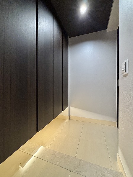 ウェリス六本木_大理石調の玄関の写真1