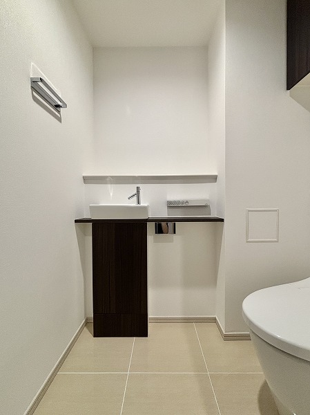 ウェリス六本木_手洗い場がついているトイレの写真