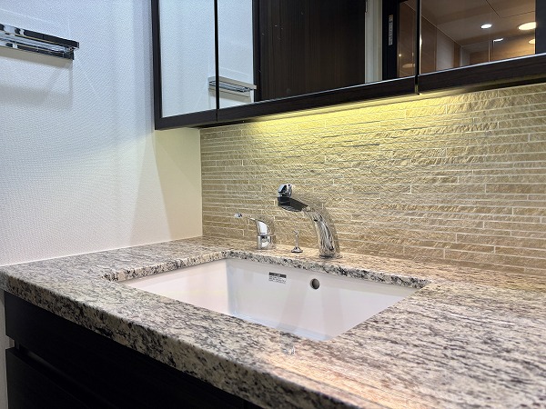 ウェリス六本木_お洒落な洗面化粧台の写真