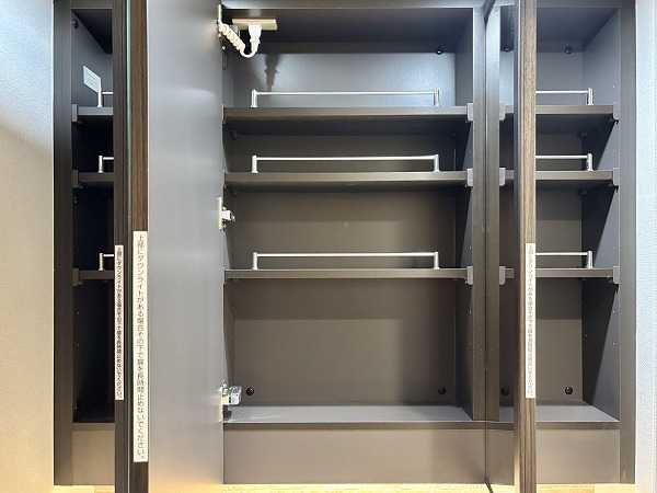 ウェリス六本木_3面鏡の洗面化粧台の写真