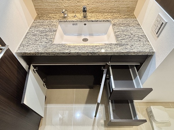 ウェリス六本木_大容量の洗面化粧台下の引き出しの写真