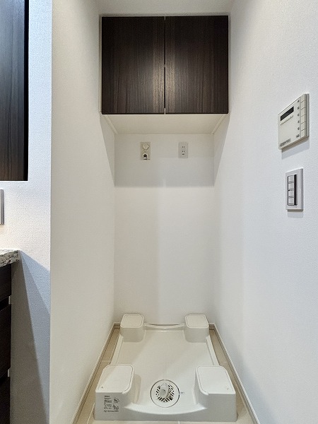 ウェリス六本木_上部に収納がある洗濯機置き場の写真