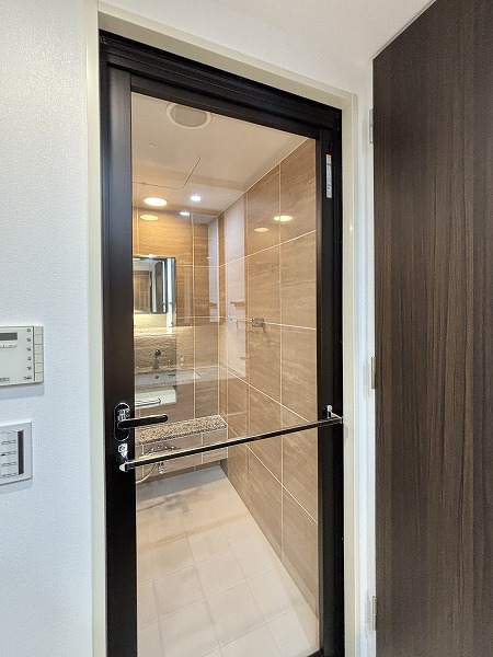 ウェリス六本木_バスルームドアの写真