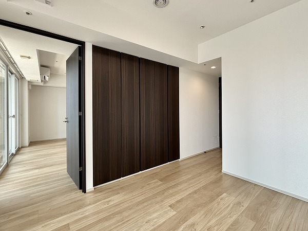 ウェリス六本木_日当たり良好な洋室の写真1