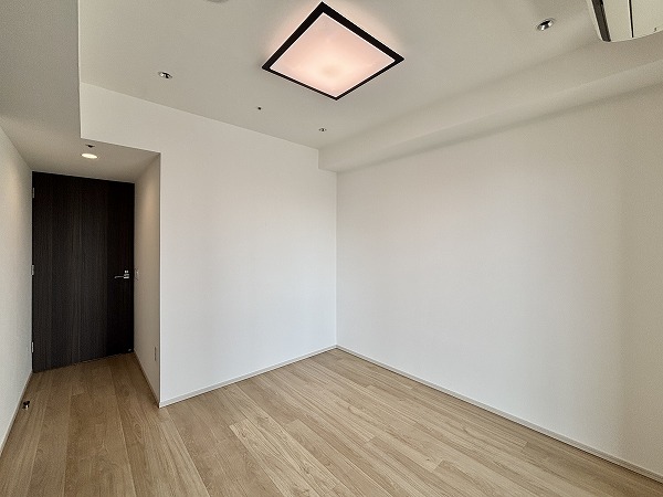 ウェリス六本木_日当たり良好な洋室の写真2