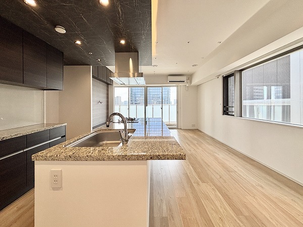 ウェリス六本木_日当たり良好なリビングダイニングキッチンの写真1