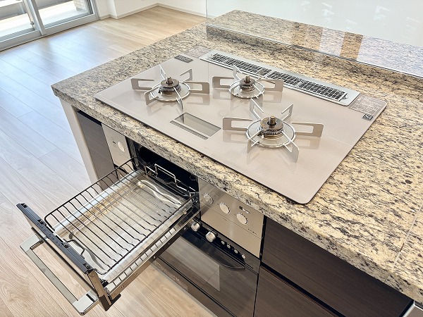 ウェリス六本木_グリルが付いた3口コンロの写真