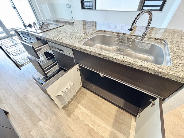 ウェリス六本木_キッチン収納の写真