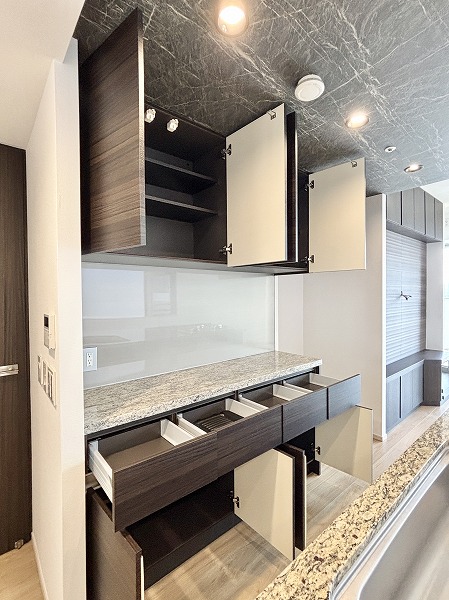 ウェリス六本木_カップボード収納の写真