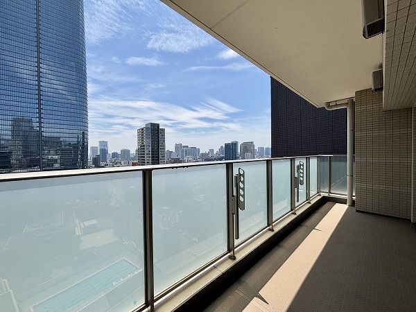 ウェリス六本木_広々としたバルコニーの写真