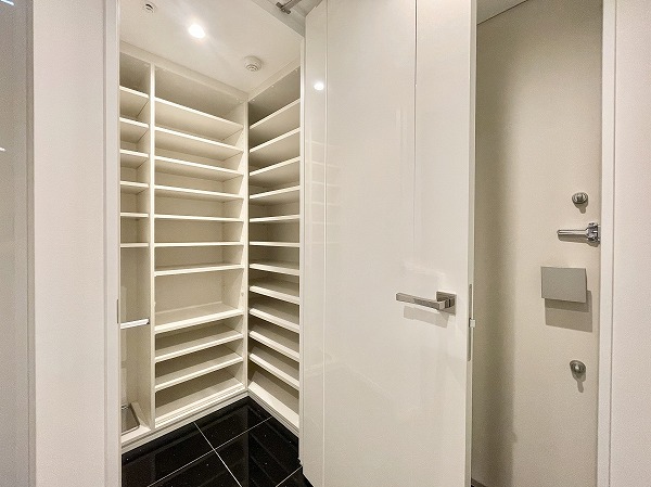 THE ROPPONGI TOKYO CLUB RESIDENCE_大容量のシューズインクローゼット