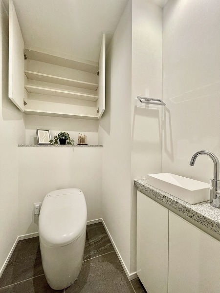 THE ROPPONGI TOKYO CLUB RESIDENCE_収納スペースを確保したトイレ