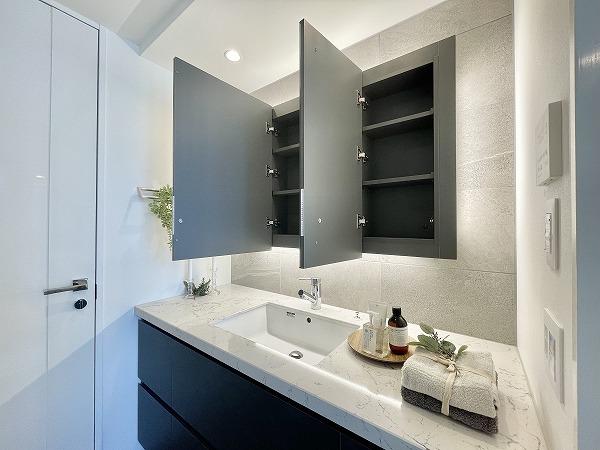 THE ROPPONGI TOKYO CLUB RESIDENCE_ミラーキャビネット仕様の洗面化粧台