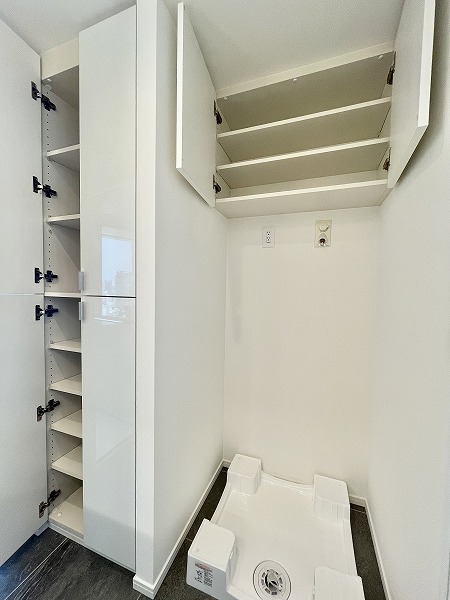 THE ROPPONGI TOKYO CLUB RESIDENCE_リネン庫と洗濯機置き場