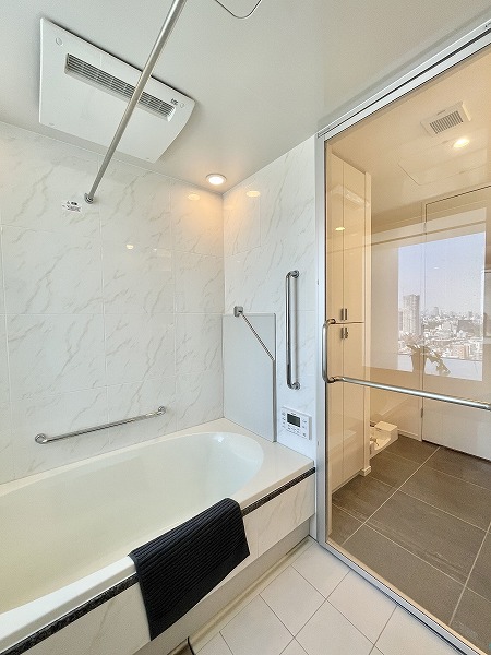 THE ROPPONGI TOKYO CLUB RESIDENCE_手すり付きのバスタブ