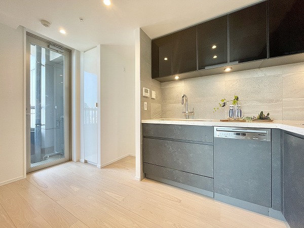 THE ROPPONGI TOKYO CLUB RESIDENCE_バルコニーに出入りできるキッチン