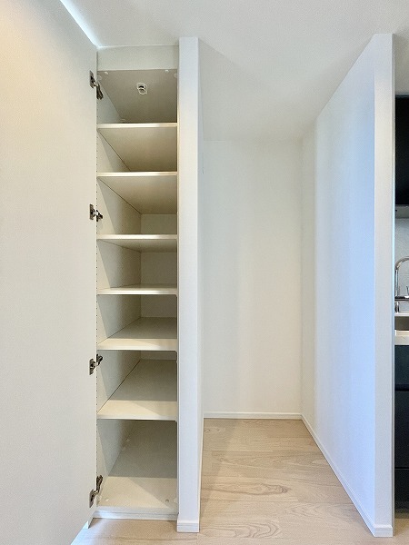 THE ROPPONGI TOKYO CLUB RESIDENCE_冷蔵庫置き場と収納棚