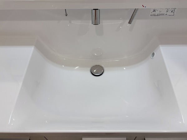 サンピア幡ヶ谷公園_大きな洗面化粧台の写真