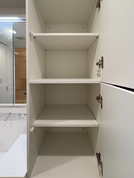 サンピア幡ヶ谷公園_洗面化粧台横の収納の写真