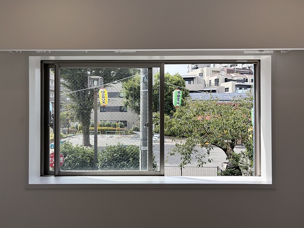 サンピア幡ヶ谷公園_窓が大きい洋室の写真