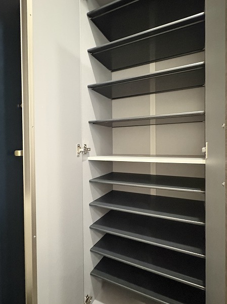 サンピア幡ヶ谷公園_シューズインクローゼットの写真 トールタイプで大容量のシューズボックスがありました。たっぷりと収納することができるので、靴が散らばることなく玄関周りを常に綺麗に保つことができそうです。扉には全身鏡が付いているため、お出かけ前の身だしなみチェックに役立ちそう!