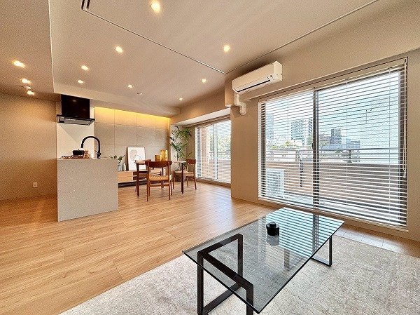 クレッセント目黒花房山_リノベーションされたリビングダイニングキッチンの写真