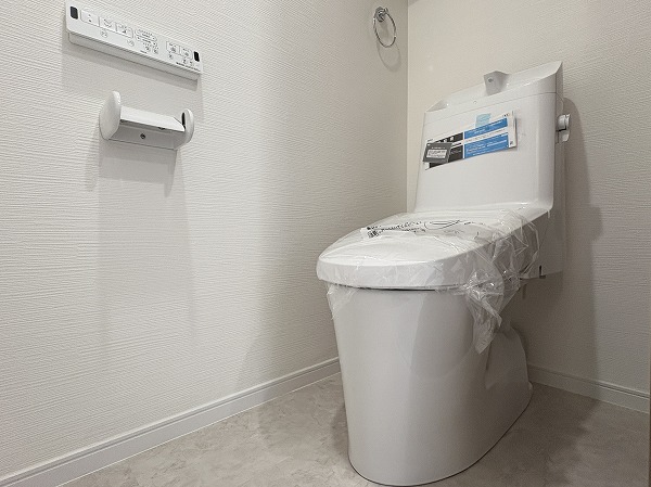 サンピア幡ヶ谷公園_トイレの写真 ホワイトの色味で統一された独立タイプのトイレ。シンプルでありながらもすっきりとした印象を受けました。手洗い一体型で節水に取り組めるのが嬉しいですね。ウォシュレットを完備しているので快適にお使いいただけます。