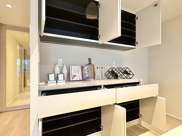 代々木デュープレックス_カップボードの中の写真