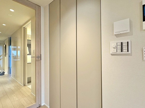 代々木デュープレックス_壁面収納棚の写真