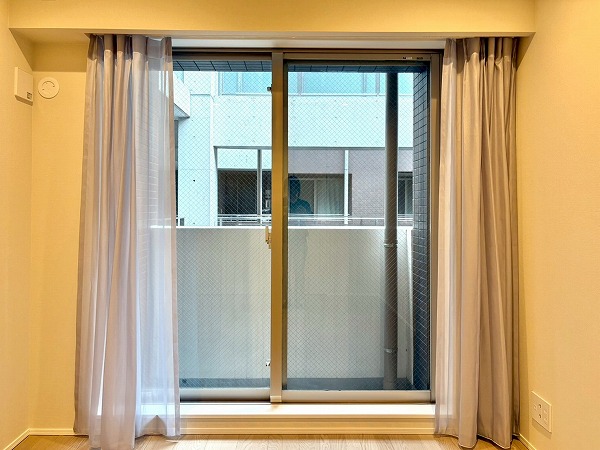代々木デュープレックス_洋室の窓の写真