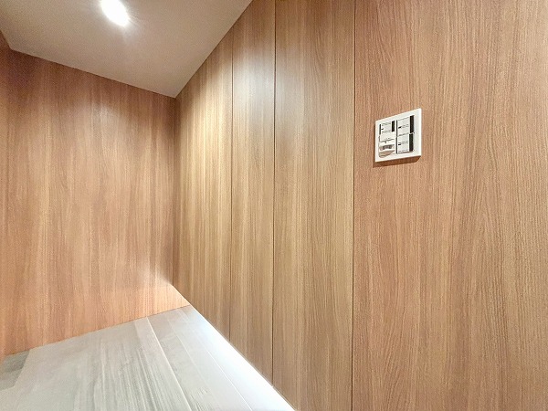 クレッセント目黒花房山_木目デザインの玄関の写真3