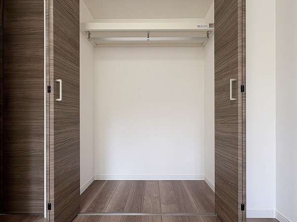 サンピア幡ヶ谷公園_クローゼットの写真 ゆとりのあるクローゼットが約6.0帖の洋室に設けられています。丈の長いワンピースやコートをパイプハンガーに掛けて収納しておくことができますよ◎隣にもう1つ、少しサイズの小さいクローゼットがありました。