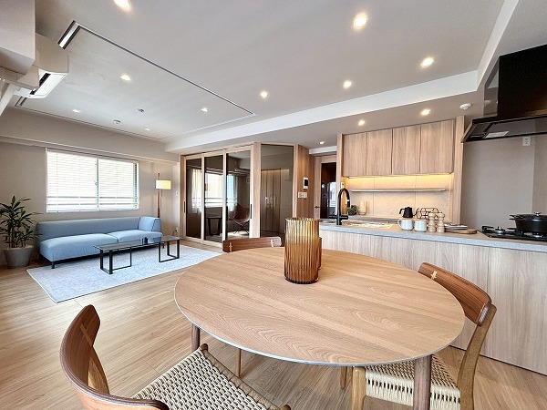 クレッセント目黒花房山_木目調のリビングダイニングキッチンの写真2